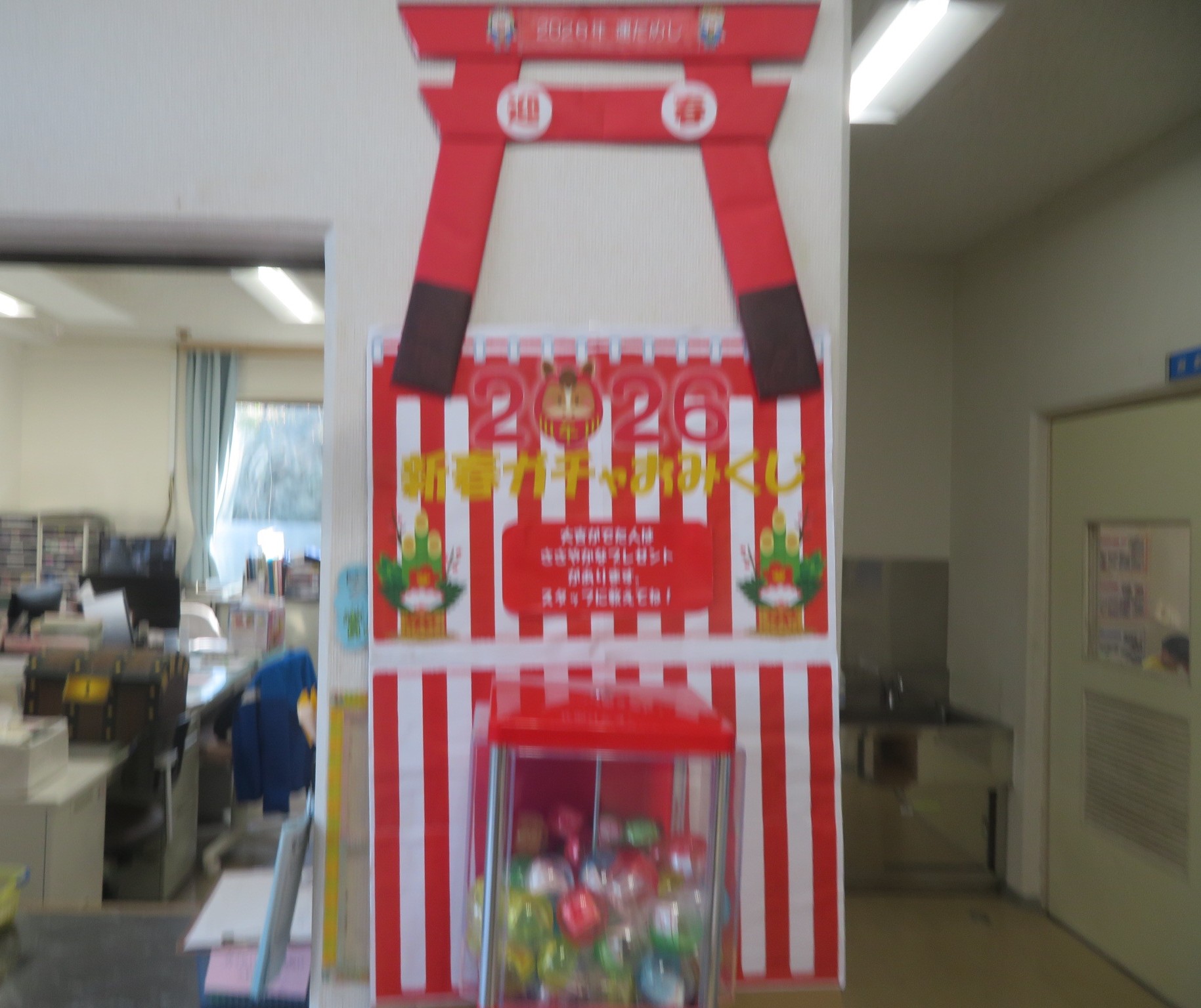 受付に設置されたガチャおみくじの写真