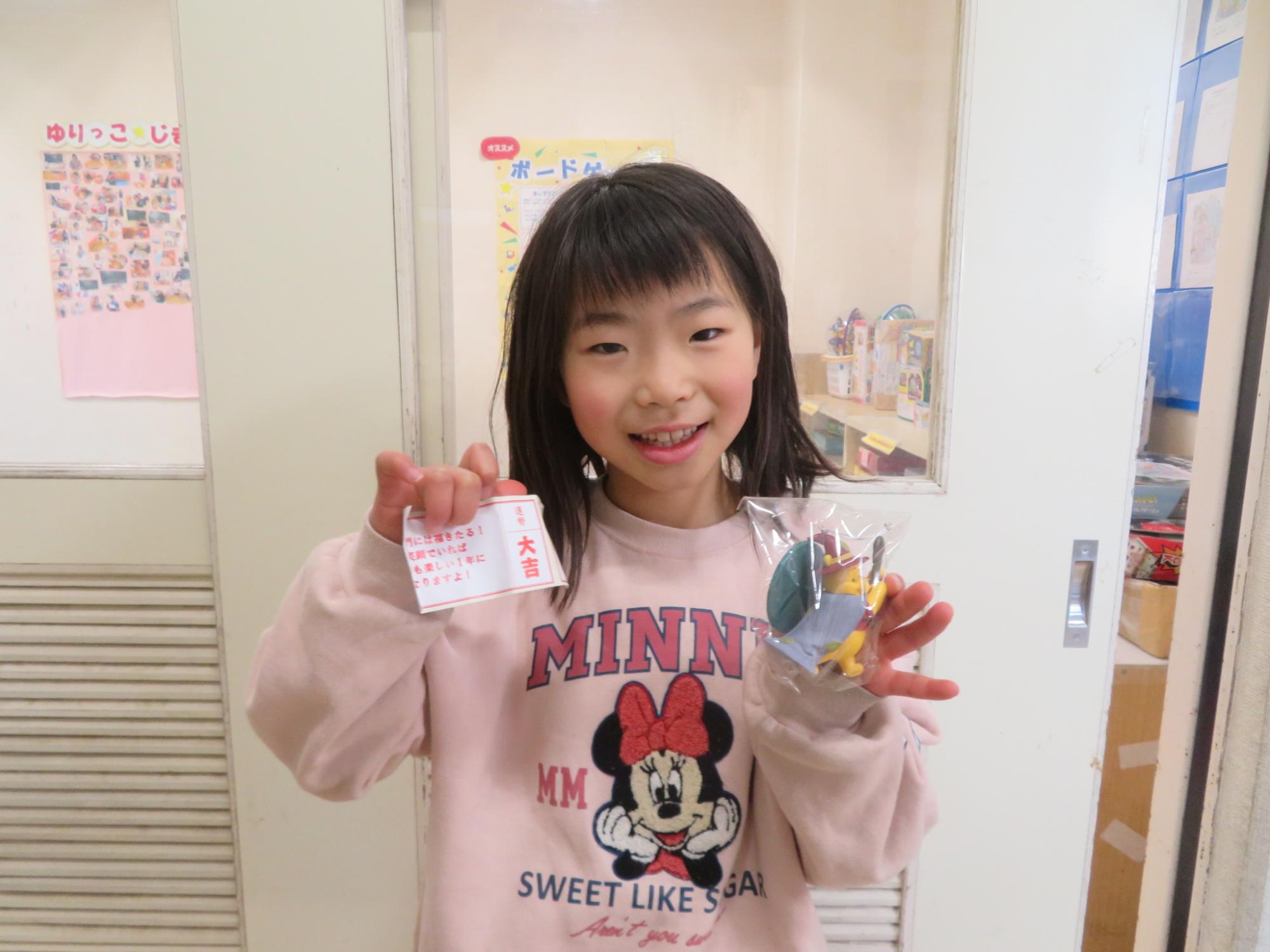 大吉が当たって嬉しそうにポーズをとるこどもの写真