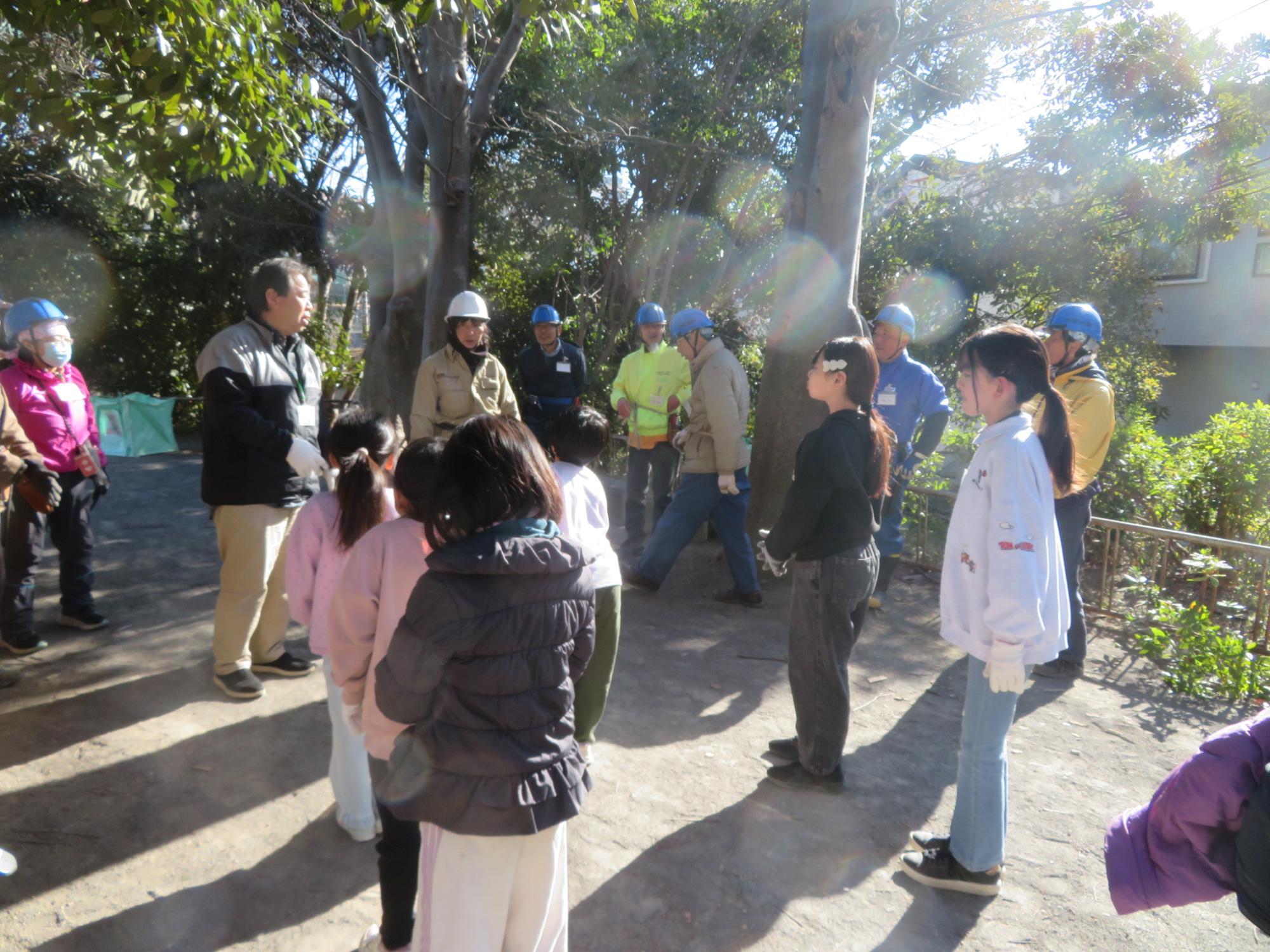 公園で職員から注意事項を聞く参加者の写真