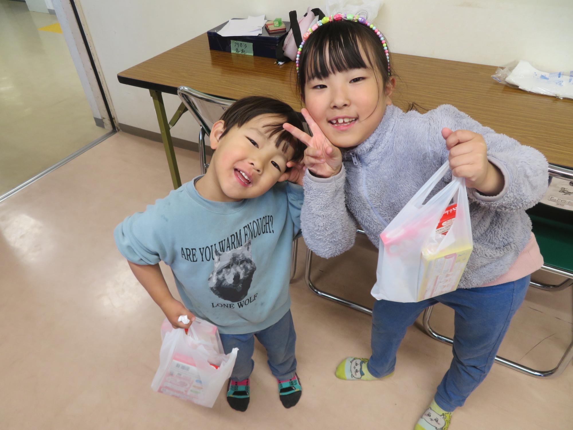掃除のごほうびのお菓子をもらって嬉しそうな子どもの写真