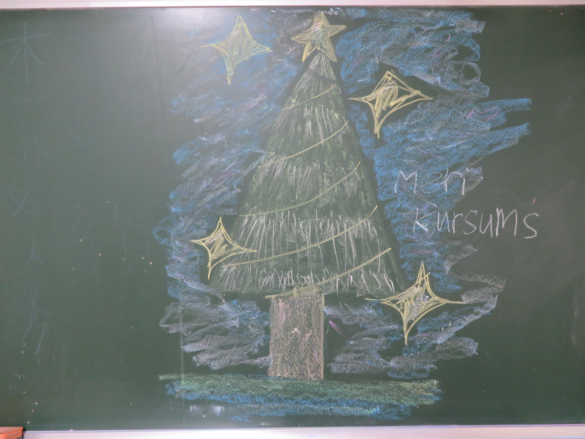 クリスマスツリーを描いた黒板の写真