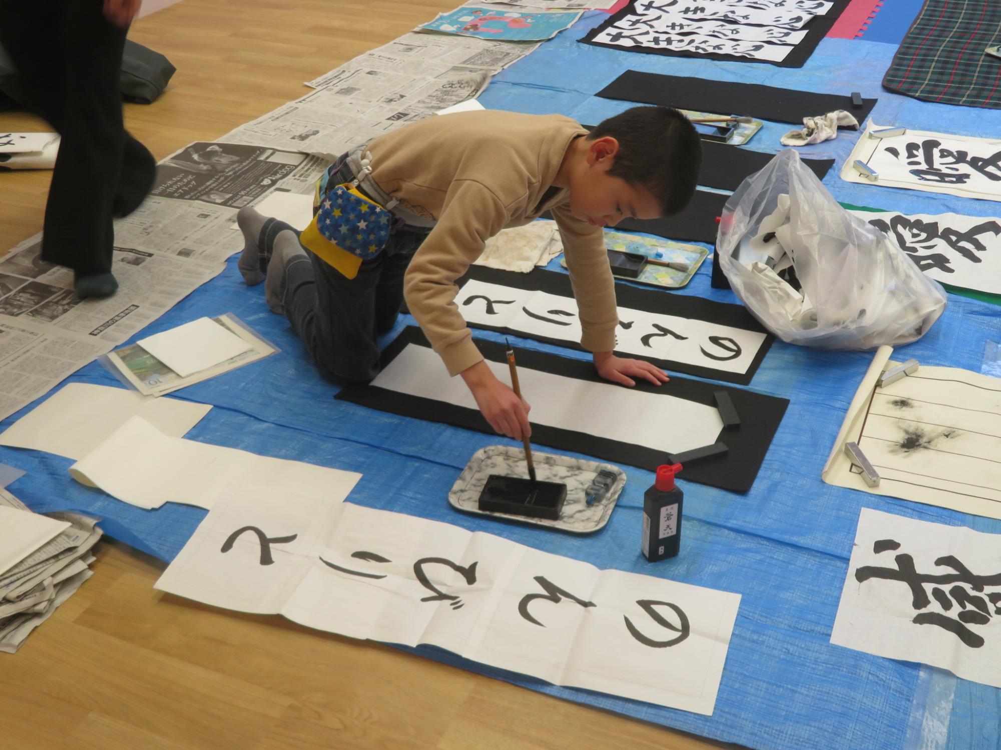 のんびりとという文字を書く児童の写真