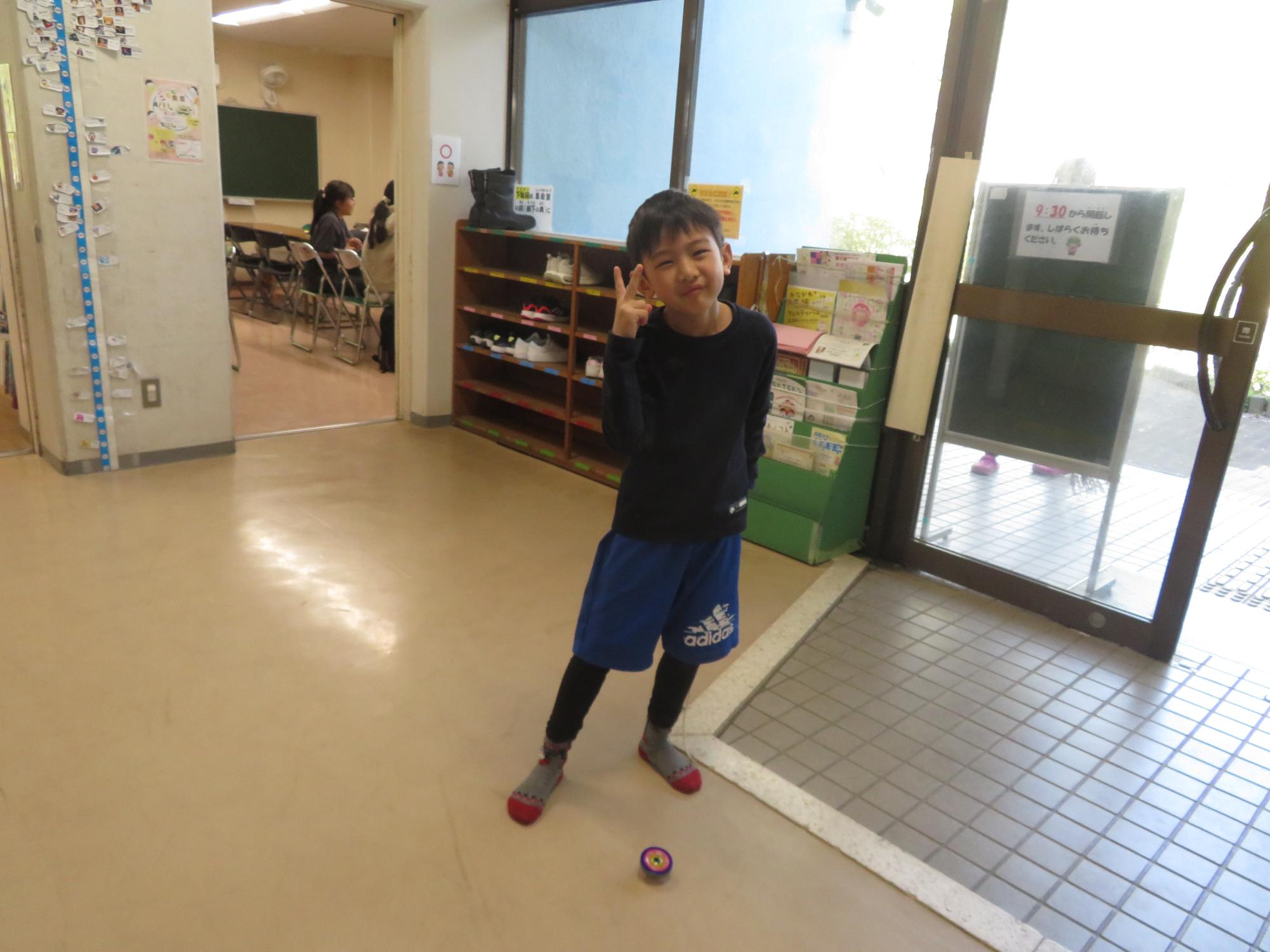 コマが上手にまわせて喜んでいる様子