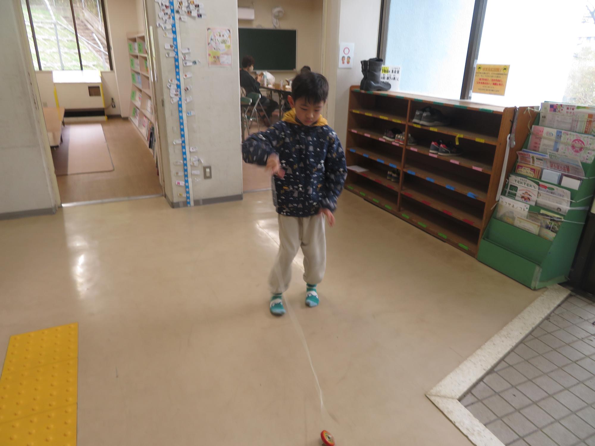 コマを回している様子