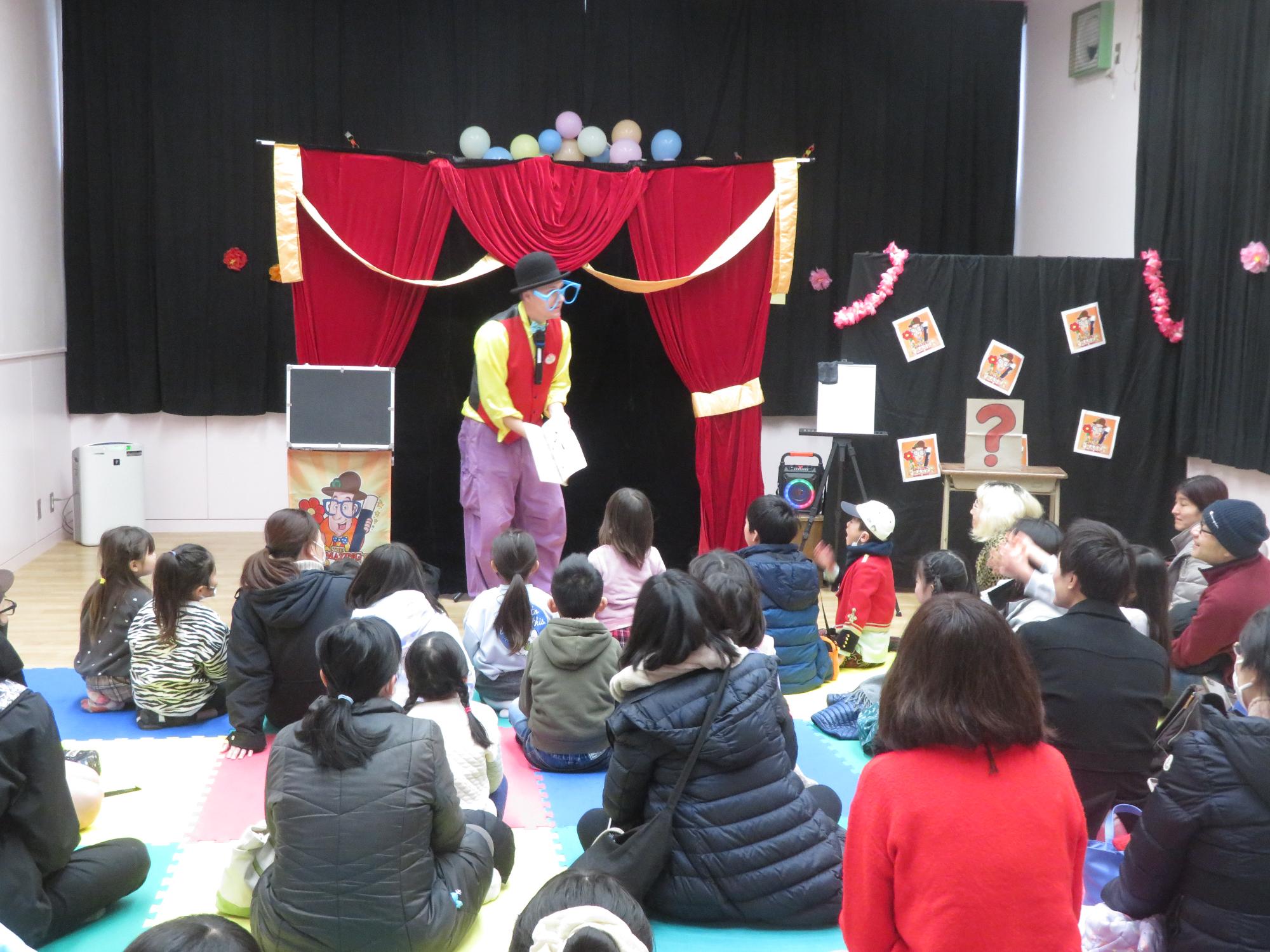 マジシャンが参加者に白紙の本を見せている写真