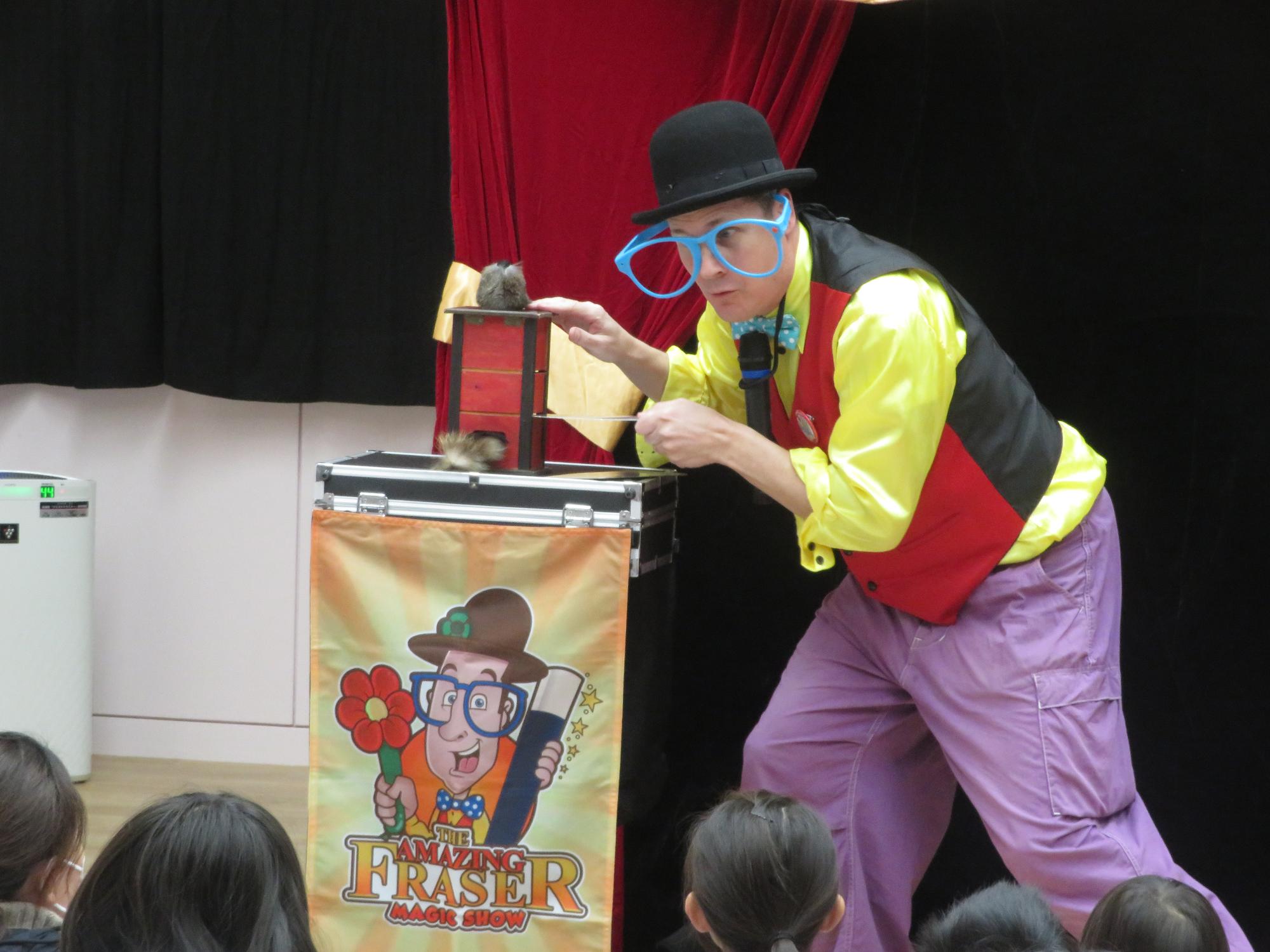 マジシャンがぬいぐるみを隠すマジックをしている写真