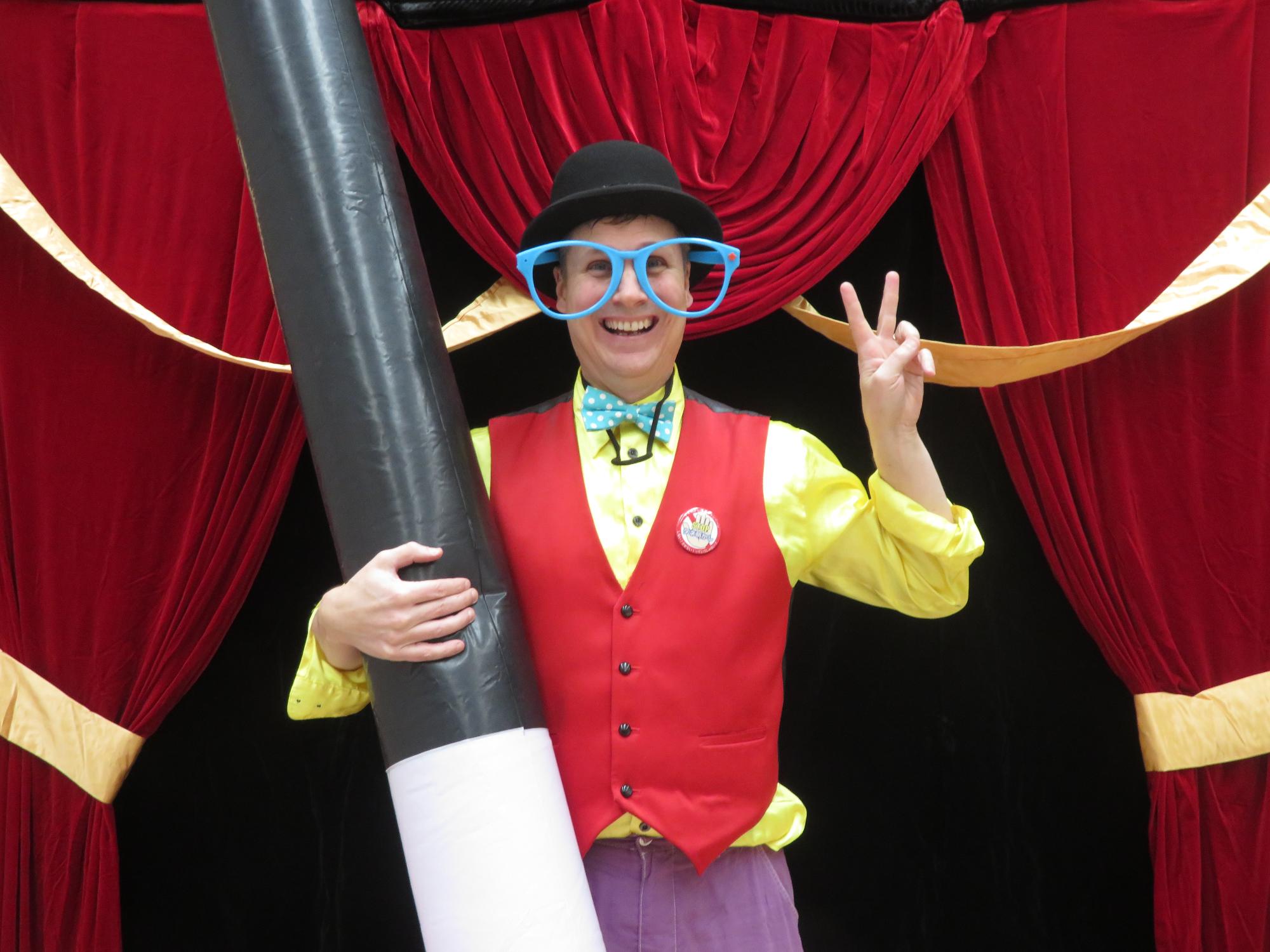 ピースサインをするマジシャンの写真