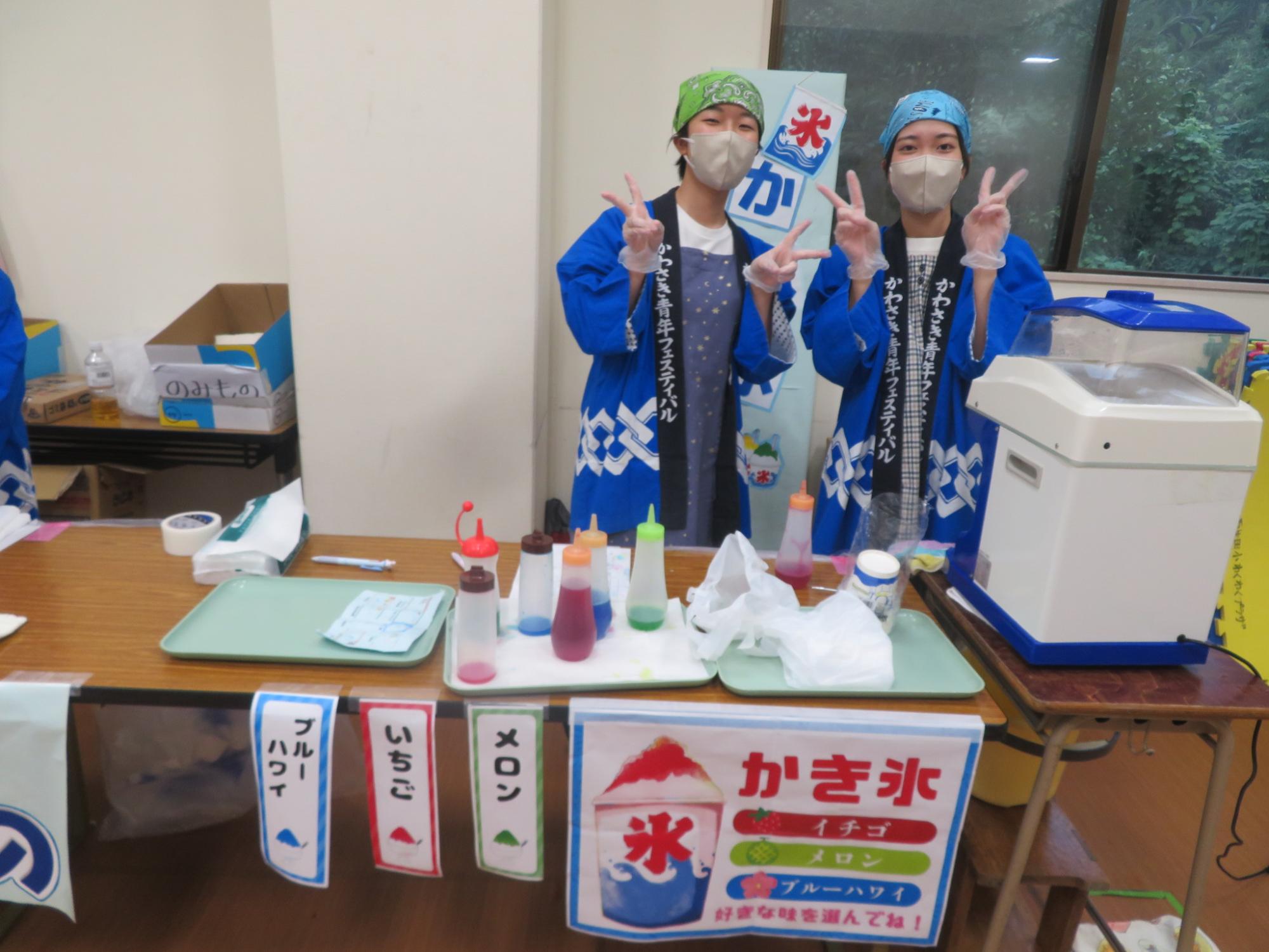 かき氷お手伝いの高校生