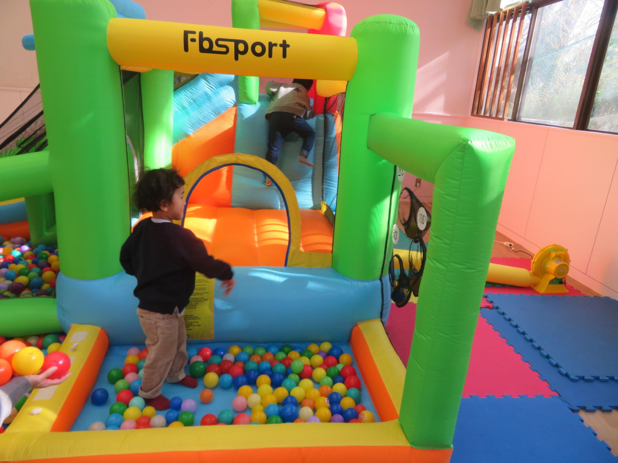 ボールを的にあてて遊ぶ幼児の写真