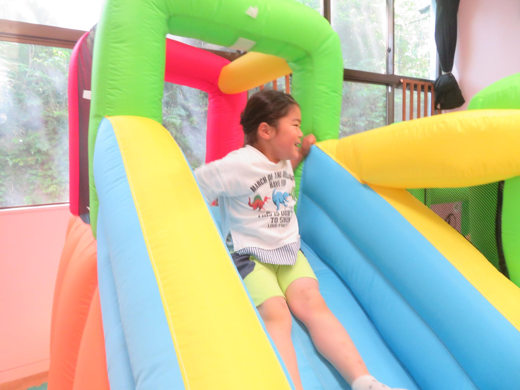 大型遊具の滑り台を楽しむ子ども