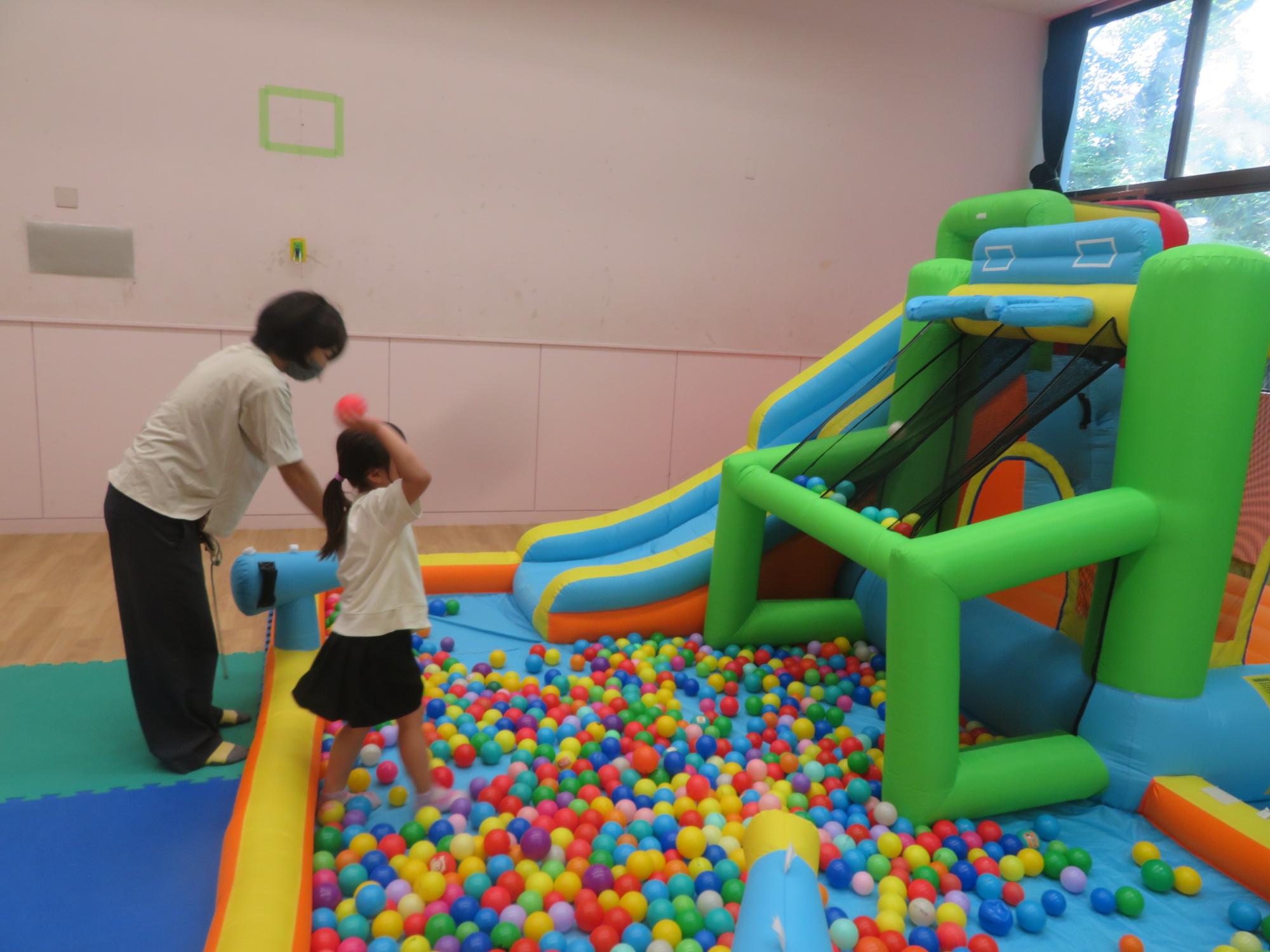 大型遊具のボールで遊ぶ様子