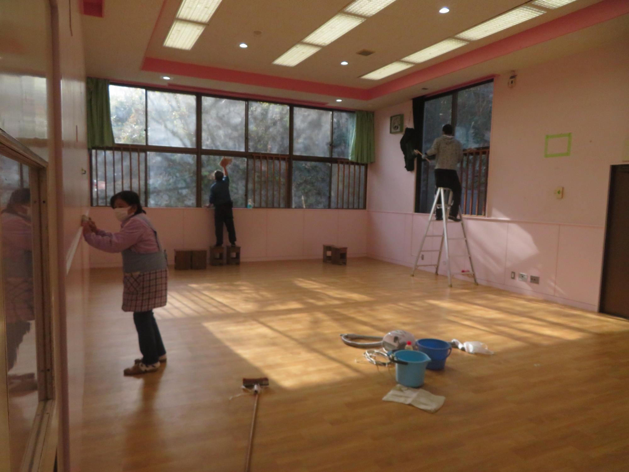 集会室の壁やまどを拭き掃除している写真