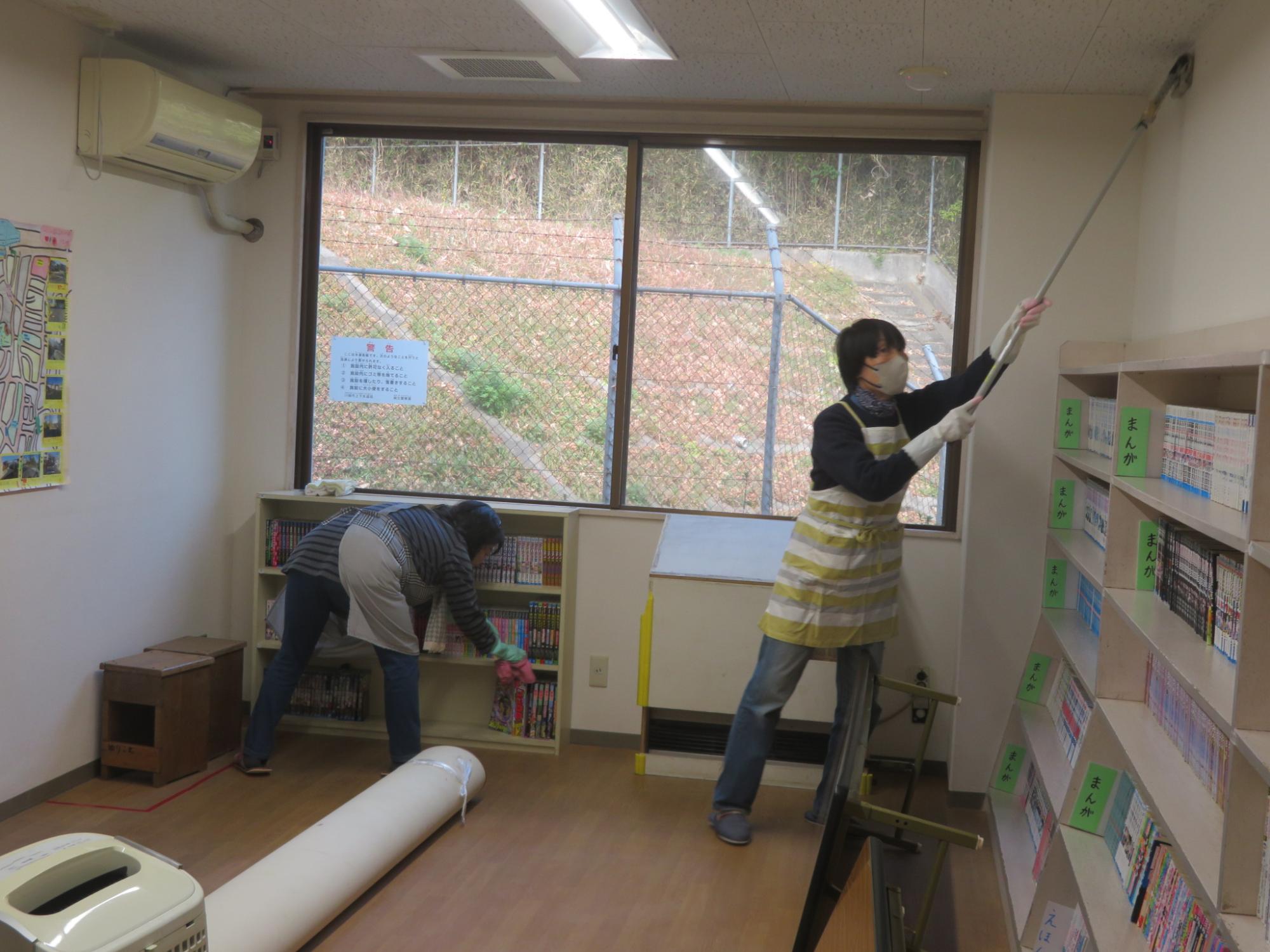 図書室の本棚を掃除している写真