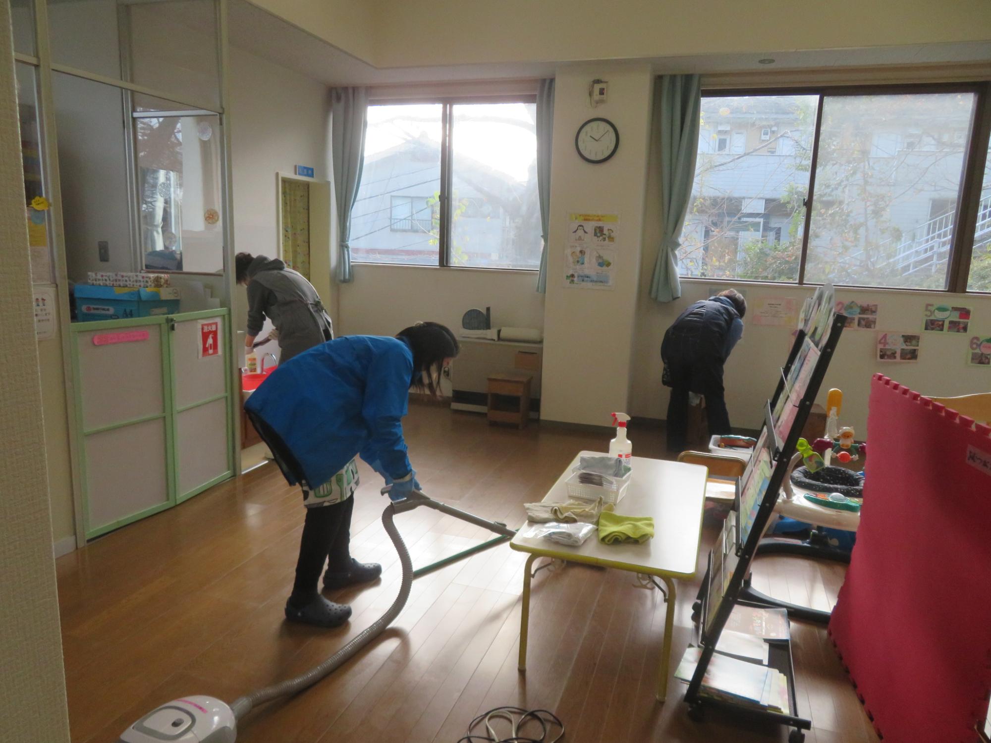 乳幼児室を掃除している写真