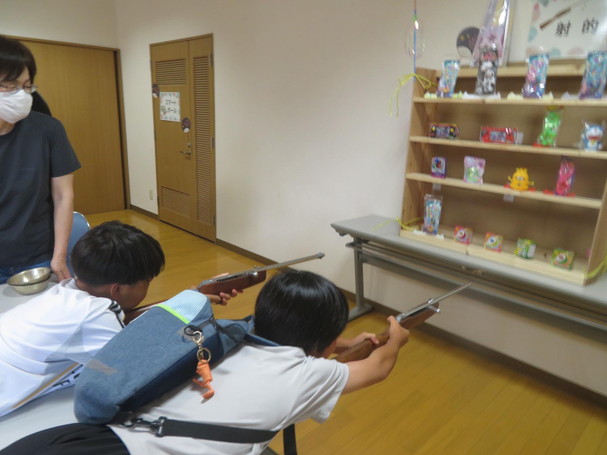 射的を楽しむ小学生