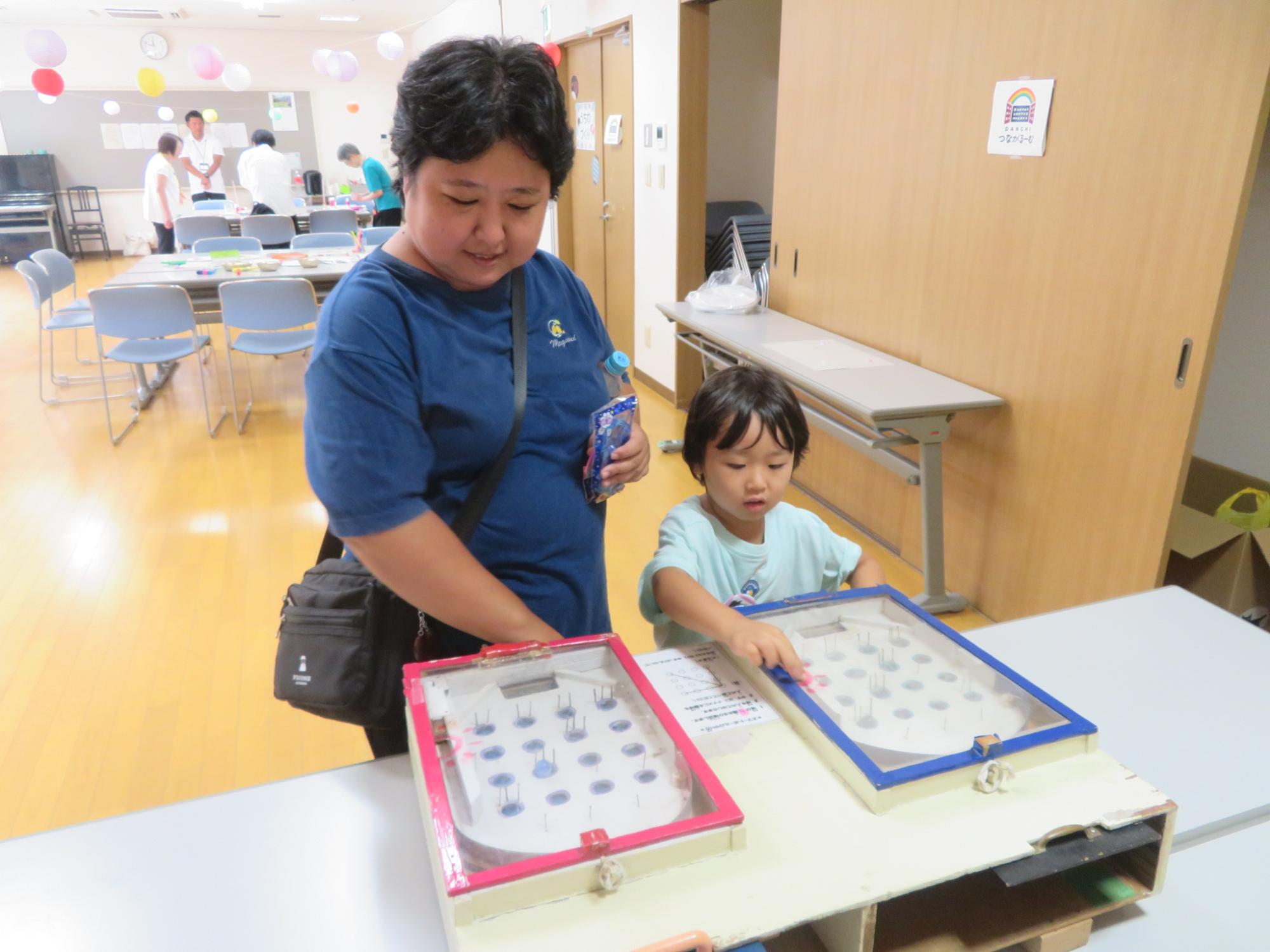 スマートボールを楽しむ幼児親子