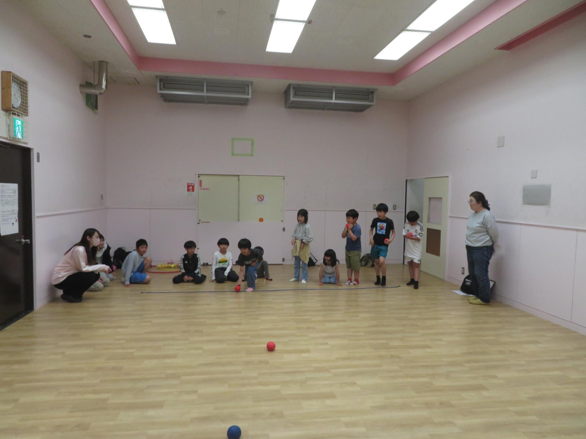 ボッチャの対戦を小学生が楽しんでいる写真です。