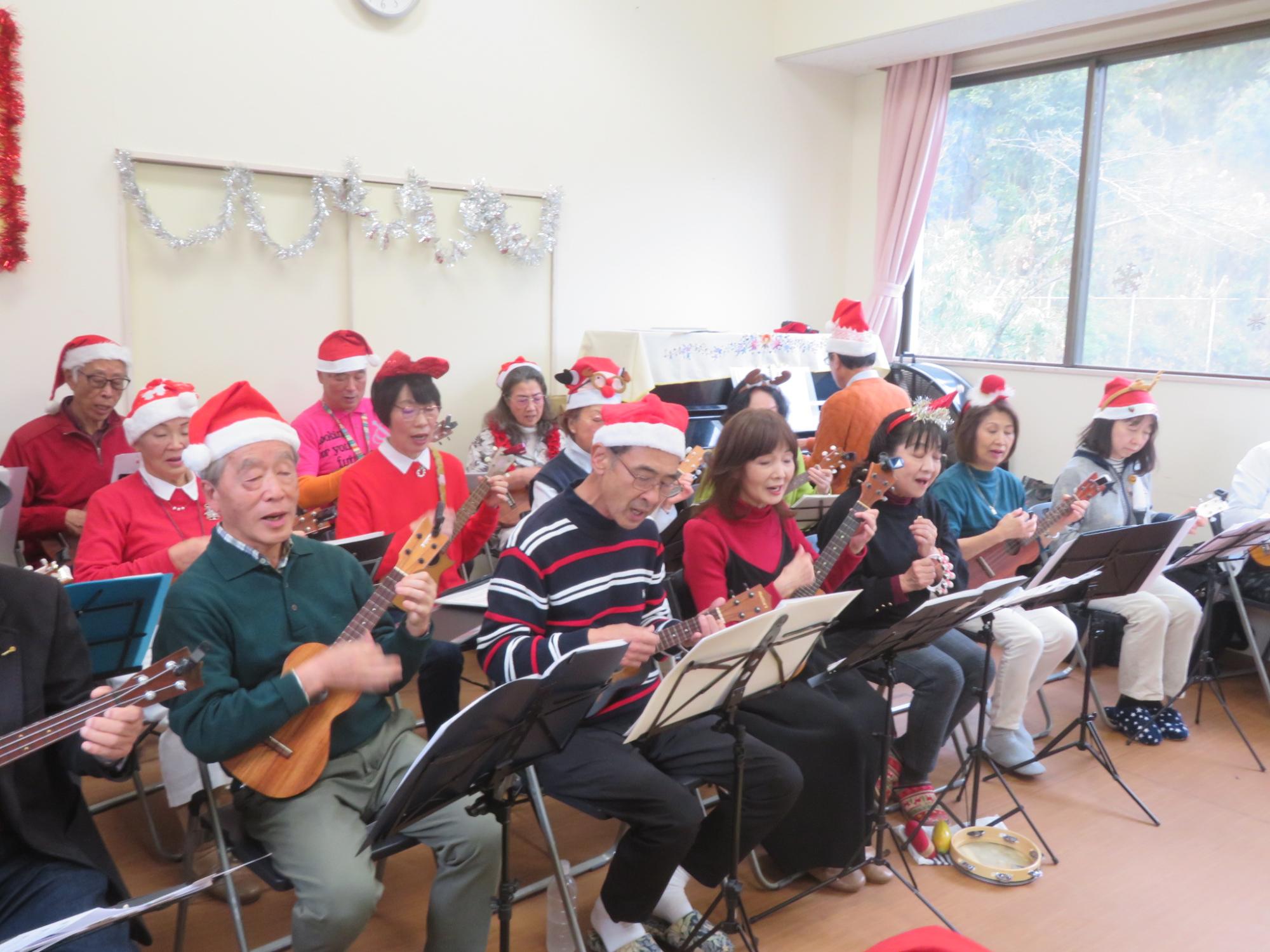 ウクレレサークルの方々が演奏している写真