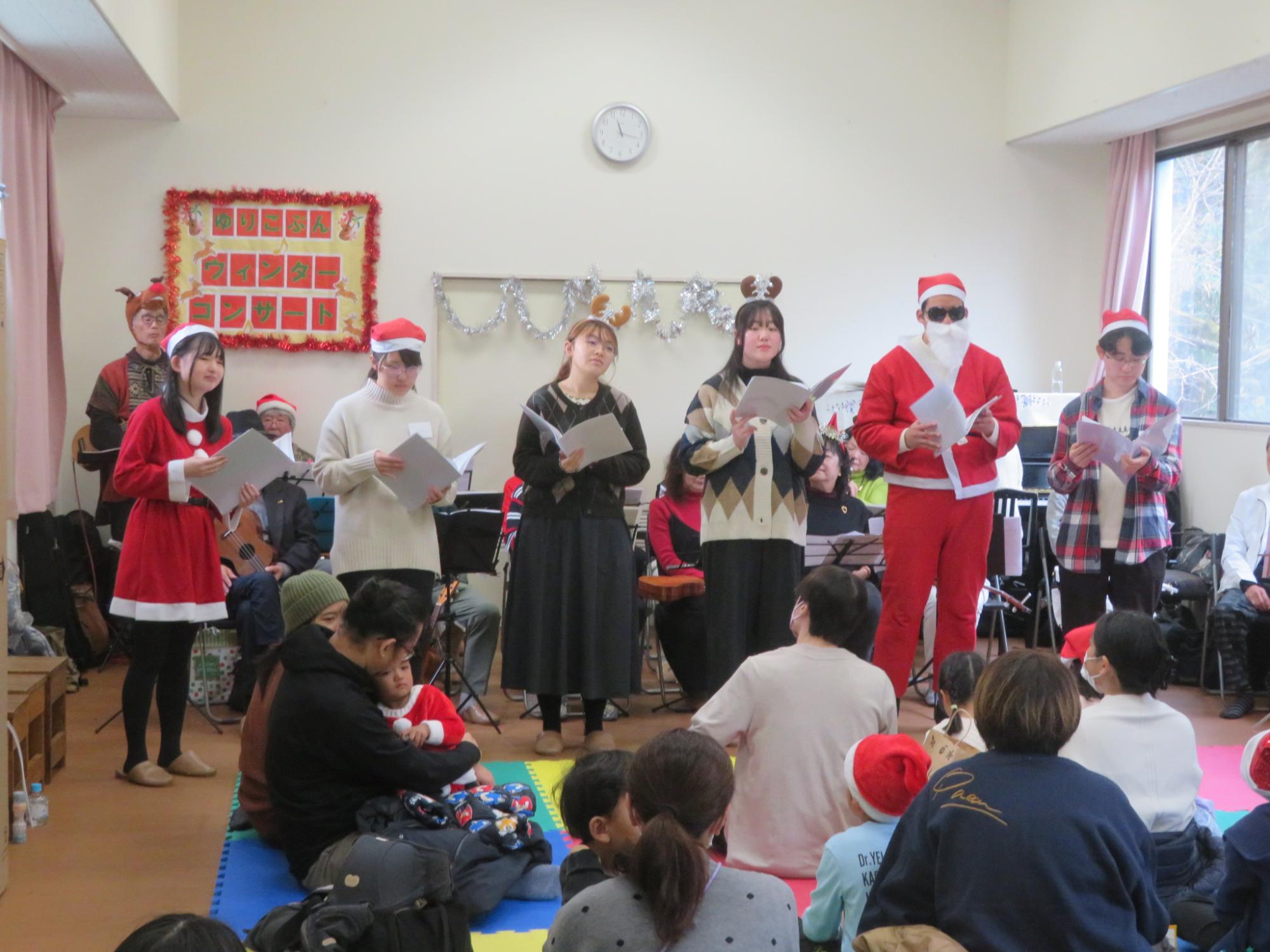 合唱サークルの方々が合唱している写真