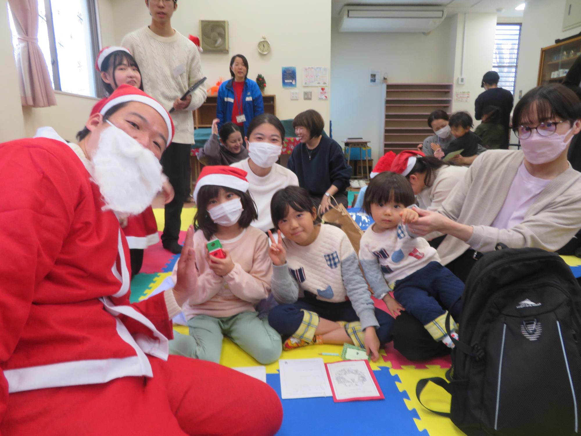 合唱サークルの方と子ども達がポーズをとる写真