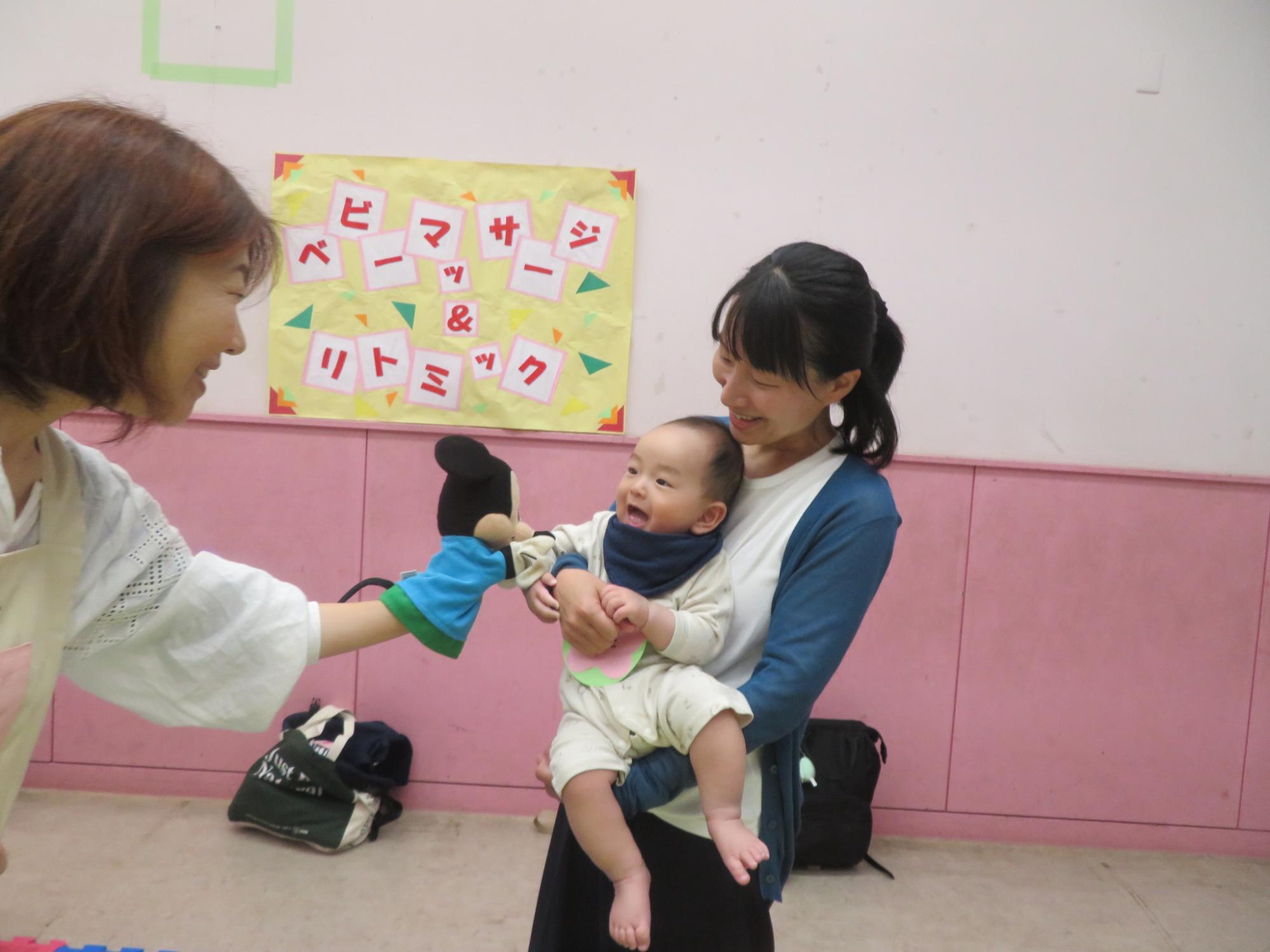 講師の出す人形に喜ぶ子どもの様子