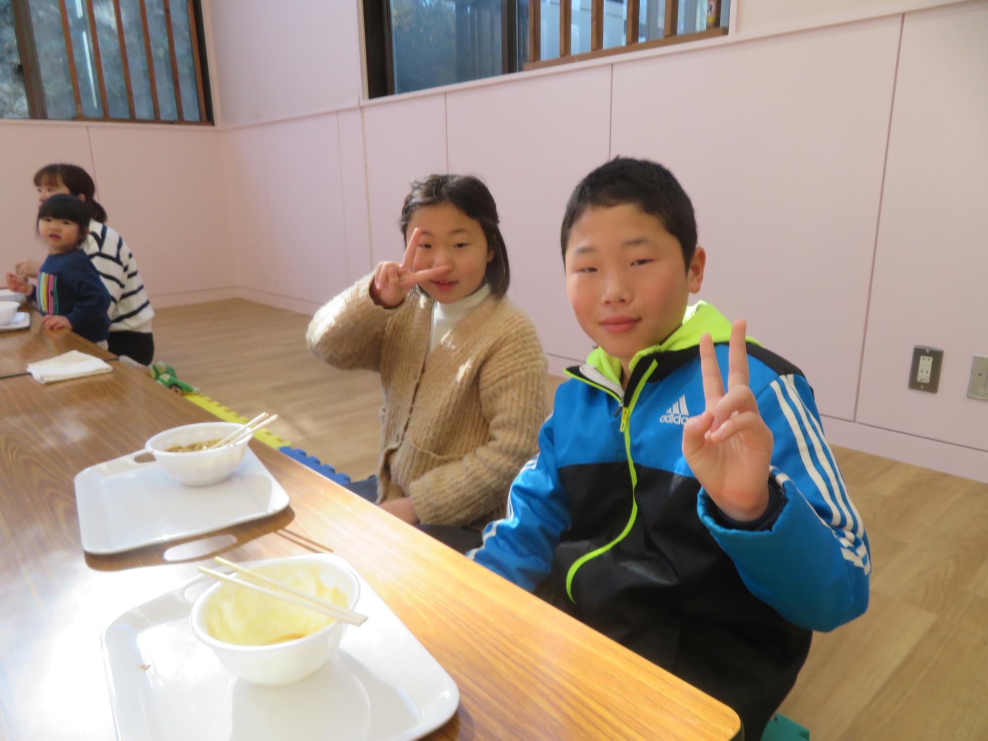 兄妹でピースサインをしている写真