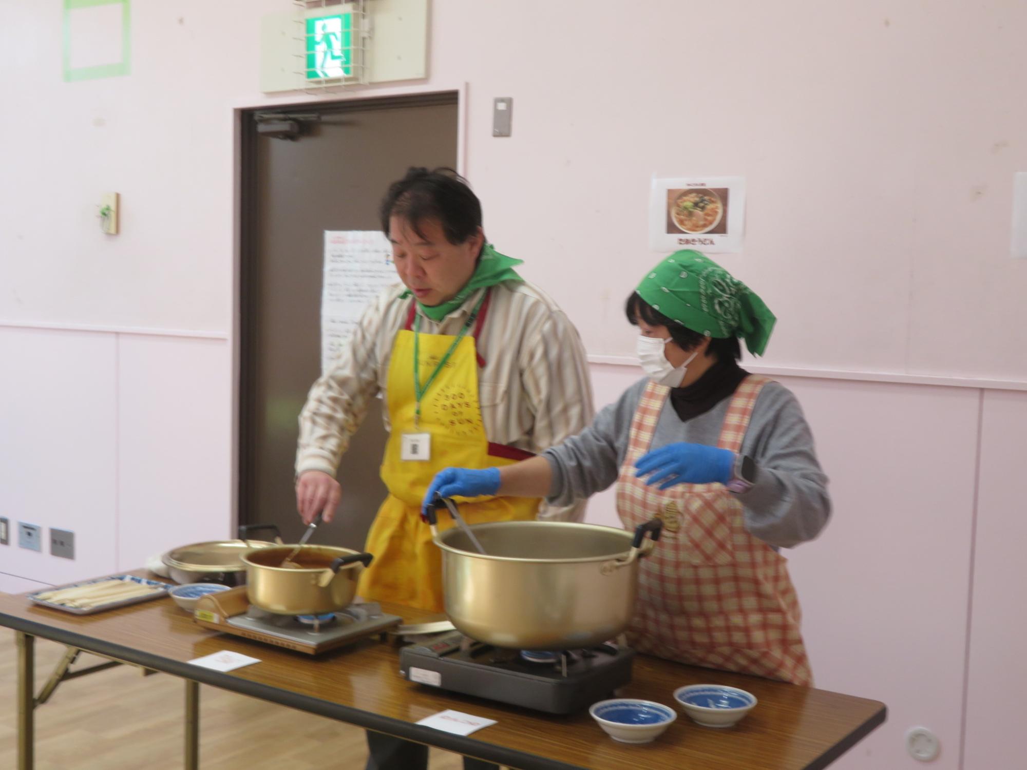 スタッフがうどんのつゆを用意している写真