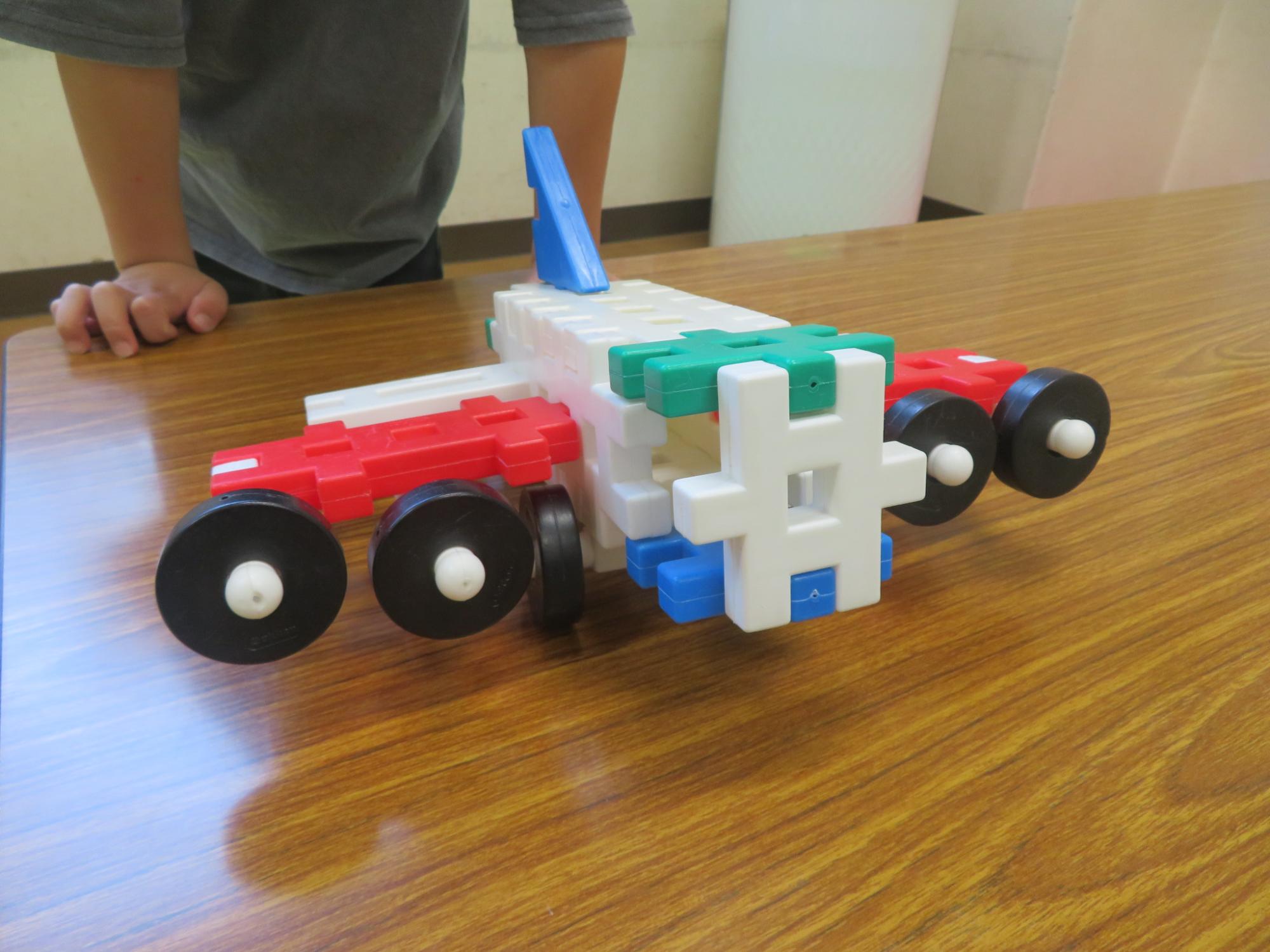 ブロックで作った車の写真