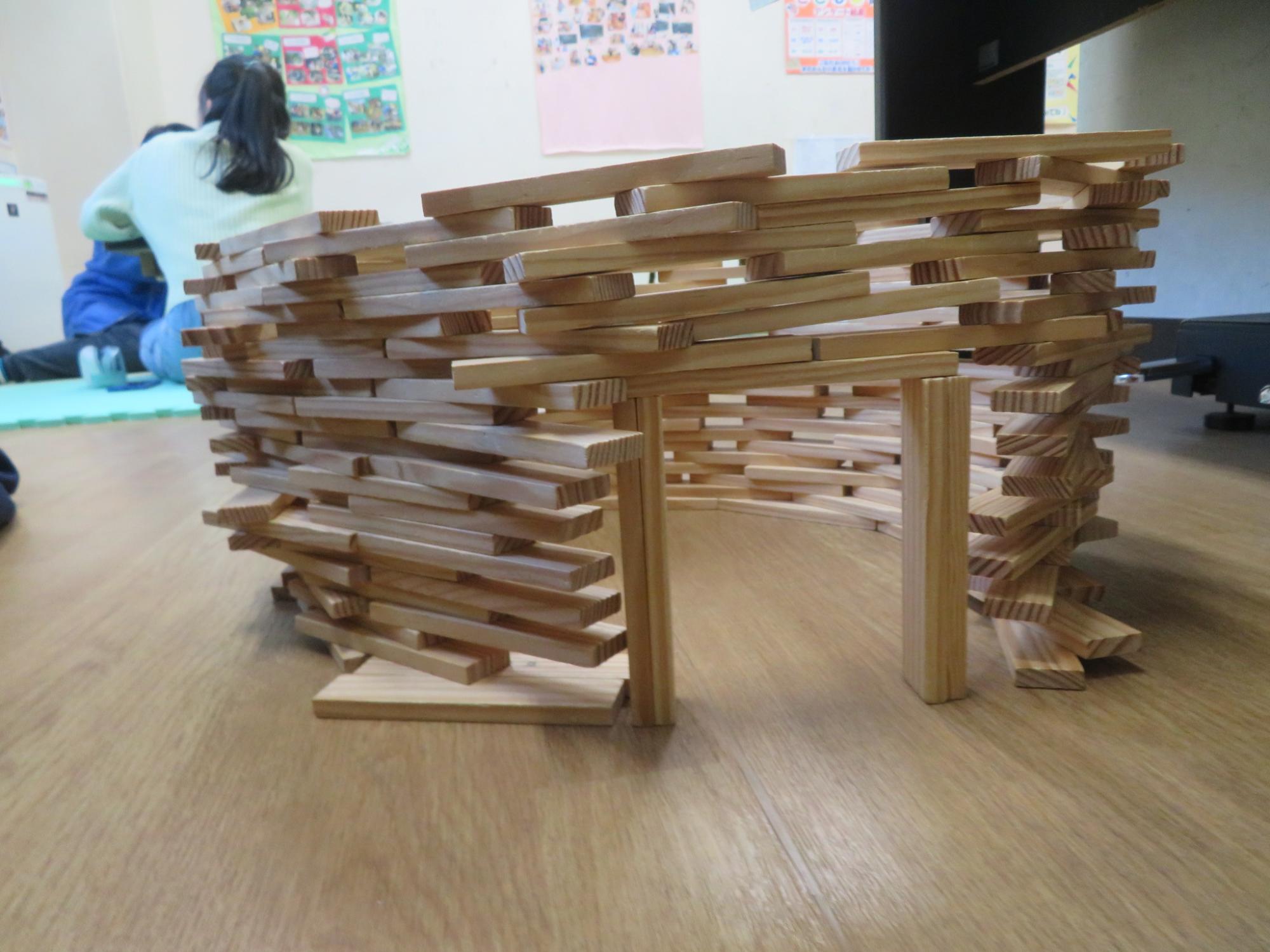 カプラを大屋根リングのように積んだ写真